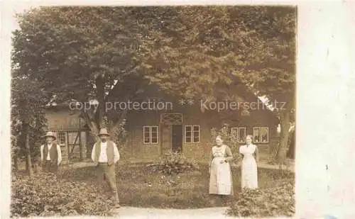 AK / Ansichtskarte  Horst Holstein Bauernhaus mit Bauern und Baeuerinnen