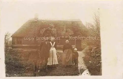 AK / Ansichtskarte  Garding Nordfriesland Schleswig-Holstein Friesenhaus Familienbild