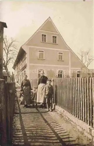 AK / Ansichtskarte  ALTENBURG  (S.A.) Thueringen Familie vor Wohnhaus