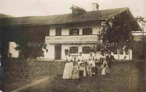 AK / Ansichtskarte  Schoenau Berchtesgaden Familie mit Kindern und Hund am Gasthaus