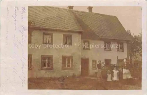 AK / Ansichtskarte  Eibau Goerlitz Sachsen Familie am Wohnhaus