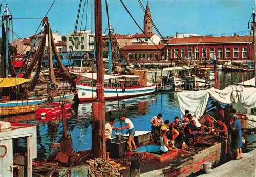 AK / Ansichtskarte  Caorle Veneto IT Porto Pescatori Fischerhafen Fischkutter