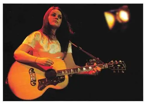 AK / Ansichtskarte  Musikanten Amy Macdonald Zuerich Gitarre