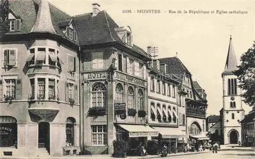 AK / Ansichtskarte  Muenster  Elsass Munster 68 Alsace Haut-Rhin Rue de la Republique et Eglise catholique