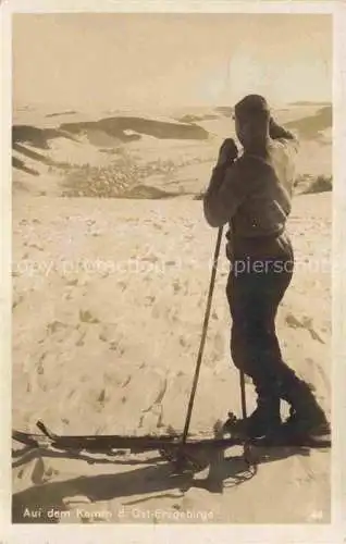 AK / Ansichtskarte  Ski-Abfahrt Skiing-- Auf dem Kamm d. Ost Erzgebirge