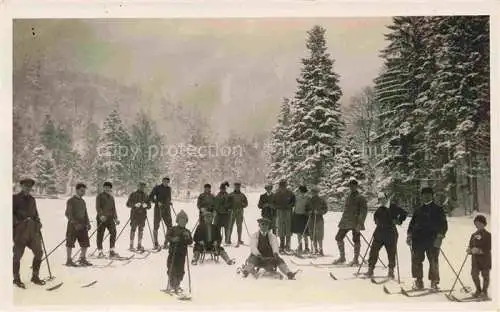 AK / Ansichtskarte  Ski-Abfahrt Skiing-- Gruppe Maenner Frauen Kinder Schliten