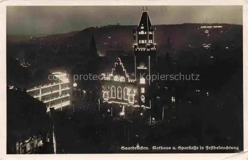 AK / Ansichtskarte  SAARBRueCKEN Rathaus und Sparkasse in Festbeleuchtung