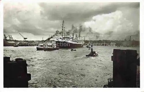 AK / Ansichtskarte  Dampfer Oceanliner Hamburg Hafen Kuhwerder