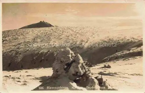 AK / Ansichtskarte  Karpacz Krummhuebel Riesengebirge PL Winterlandschaft an den Teichraendern Blick zur Bergbaude