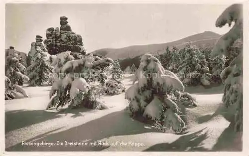 AK / Ansichtskarte  Schneekoppe Snezka CZ Die Dreisteine mit Blick auf die Koppe Winterlandschaft im Riesengebirge