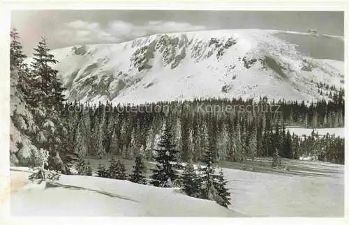 AK / Ansichtskarte  Karpacz Krummhuebel Riesengebirge PL Am Kleinen Teich Blick zur Prinz-Heinrich-Baude Winterlandschaft