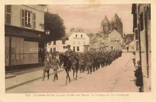 AK / Ansichtskarte  Noyon Compiegne 60 Oise Deutsches Militaer in einer Strasse von Noyon mit Kathedrale