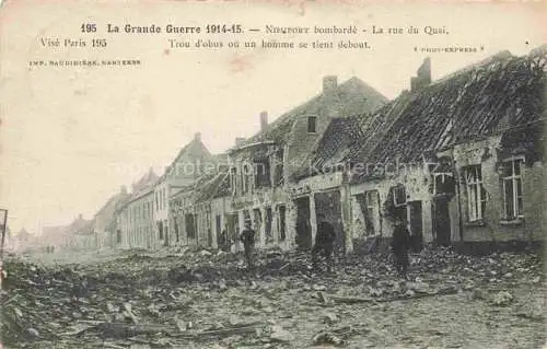 AK / Ansichtskarte  NIEUPORT Nieuwpoort West-Vlaanderen Belgie avec bombardement La rue du Quai Trou d'obus un homme se tient debout