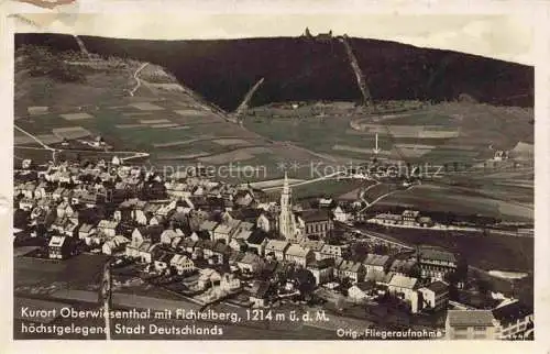 AK / Ansichtskarte  Oberwiesenthal Erzgebirge Panorama mit Blick zum Fichtelberg