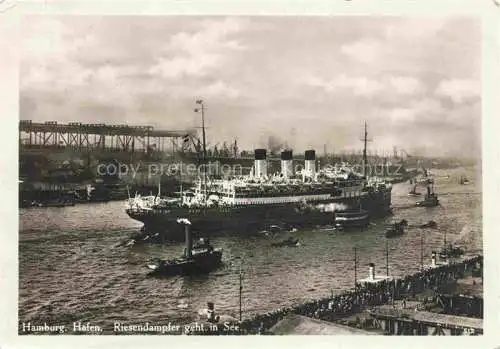 AK / Ansichtskarte  Dampfer Oceanliner Hamburg Hafen 