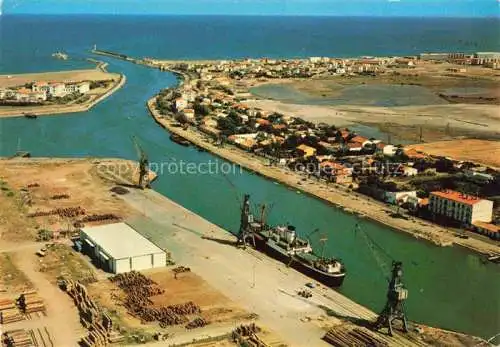 AK / Ansichtskarte  Port-la-Nouvelle Vue aérienne du Canal et bâteau à quai et au fond la plage