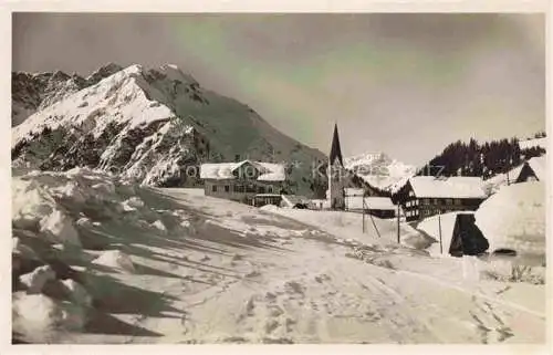 AK / Ansichtskarte  Mittelberg Vorarlberg AT Winterpanorama Teilansicht mit Kirche Blick zum Widderstein