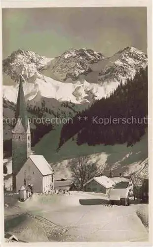 AK / Ansichtskarte  Mittelberg Oy Allgaeu Winterpanorama Ortsansicht mit Kirche Blick gegen Schafalpkoefe