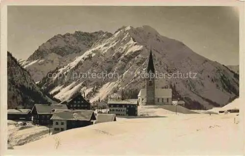 AK / Ansichtskarte  Mittelberg Vorarlberg AT Winterpanorama Ortsansicht mit Kirche