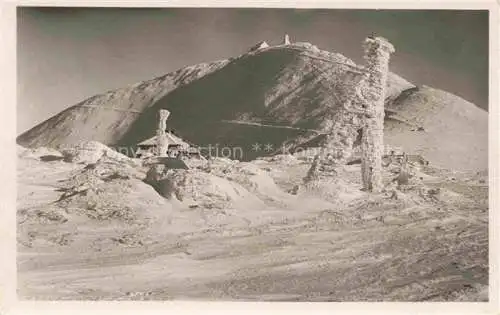 AK / Ansichtskarte  Krummhuebel Karpacz Riesengebirge PL Winterpanorama Schneekoppe mit Schlesierhaus und Riesenbaude