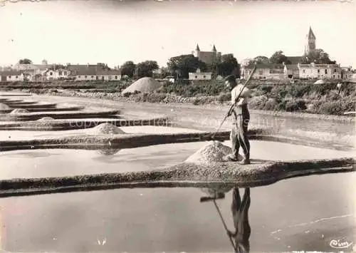 AK / Ansichtskarte  Noirmoutier-en-l Ile 85 Vendee Paludier au Travail