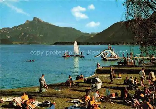 AK / Ansichtskarte  Mondsee Salzkammergut AT Sonne und Erholung im Alpenstrandbad im Hintergrund Schafberg