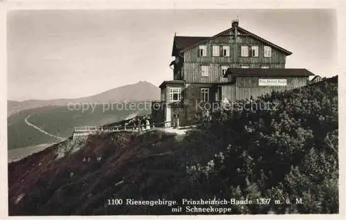 AK / Ansichtskarte  Prinz-Heinrich-Baude Riesengebirge PL Bergbaude mit Blick gegen Schneekoppe