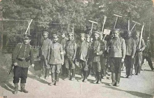 AK / Ansichtskarte  Kriegsgefangene POW Militaria Soldaten Dresden