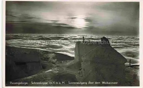 AK / Ansichtskarte  Karpacz Krummhuebel Riesengebirge PL Schneekoppe Sonnenaufgang ueber dem Wolkenmeer