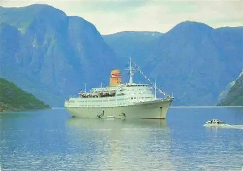 AK / Ansichtskarte  Dampfer Binnenschifffahrt Norwegian American Cruises M/S Vistafjord Geiranger Fjord