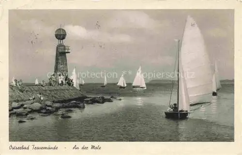 AK / Ansichtskarte  TRAVEMueNDE Ostseebad An der Mole Leuchtturm