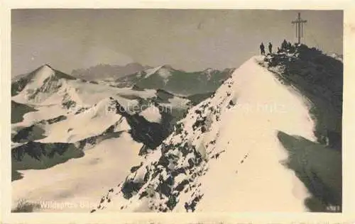 AK / Ansichtskarte  Wildspitze 3774m St Leonhard Pitztal oetztaler Alpen AT Panorama Bergwelt oetztaler Alpen Gipfelkreuz Bergsteiger