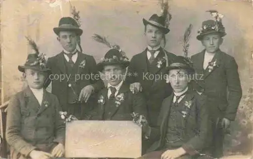 AK / Ansichtskarte  EISENACH Thueringen Gruppenbild Junge Maenner Trachten Feldpost