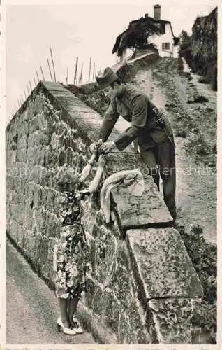 AK / Ansichtskarte  Militaria Schweiz Soldat Frau 