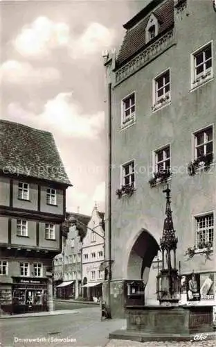 AK / Ansichtskarte  Donauwoerth Rathaus mit Brunnen und Baudrexlhaus