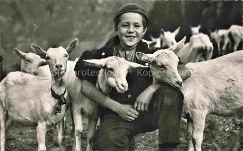 AK / Ansichtskarte Schaeferei Sheperding Bergerie-- Kind Lamm Schweiz