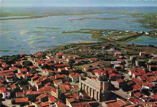 AK / Ansichtskarte LES SAINTES-MARIES-DE-LA-MER 13 Bouches-du-Rhone Vue aérienne Eglise Fortifiée la Camargue Route des Marais