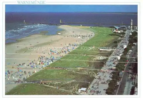 AK / Ansichtskarte WARNEMueNDE Ostseebad Rostock Blick auf Strand und Promenade beim Drachenfest