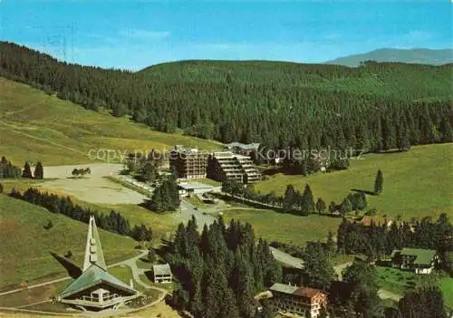 AK / Ansichtskarte Feldberg 1450m Schwarzwald Blick auf Kirche Hotel Feldberger Hof Parkplaetze und Sessellift