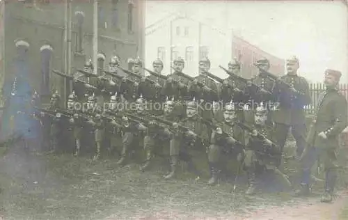 AK / Ansichtskarte Militaria_Schweiz Soldaten Gruppenfoto Gewaehr  Militaria Schweiz
