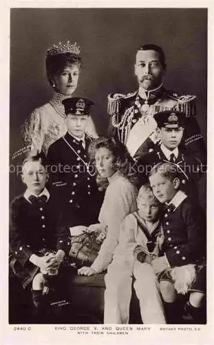AK / Ansichtskarte Adel_UK_England_Koenigshaus King George v. and Queen Mary Children  
