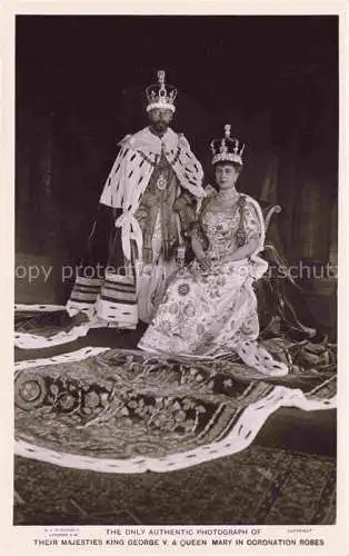AK / Ansichtskarte Adel_UK_England_Koenigshaus King George v. Queen Mary Coronation Robes 