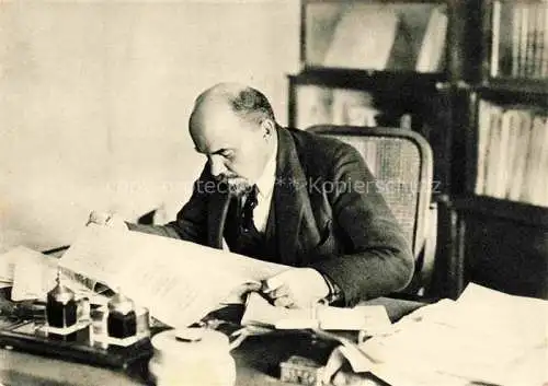 AK / Ansichtskarte LENIN Wladimir Iljitsch Politik Politics Politique Moskau Kreml in Buero 