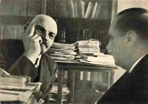 AK / Ansichtskarte LENIN Wladimir Iljitsch Politik Politics Politique in Buero Kreml Moskau H.G. Wells