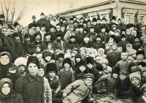 AK / Ansichtskarte LENIN Wladimir Iljitsch Politik Politics Politique N.K. Krupskaya  Dorf Kaschino Gruppenfoto 