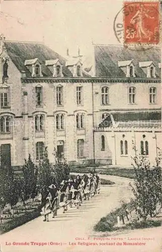 AK / Ansichtskarte La_Grande_Trappe_Abbaye_de_la_Soligny la Trappe_61_Orne Les Rebgieux sortant du Monastere 