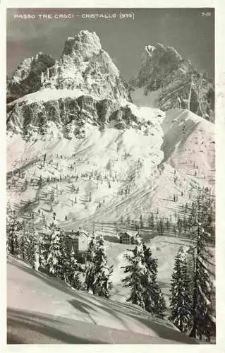 AK / Ansichtskarte Passo Tre Croci 1808m Cortina d Ampezzo Veneto IT Cristallo Gebirgspanorama Dolomiten im Winter