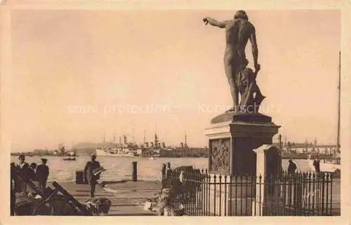 AK / Ansichtskarte TOULON_ SUR MER_83_Var Statue du Genie de la Navigation sur le carre du port 