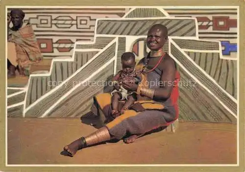 AK / Ansichtskarte Pretoria Gauteng RSA Ndebeli Mother and child at Mapoch Village