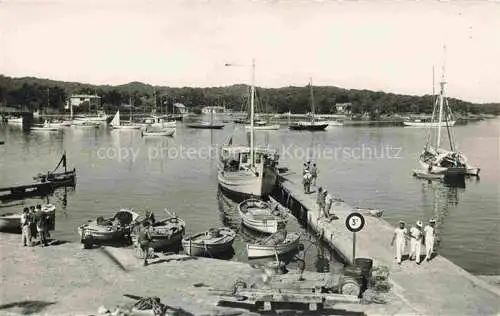 AK / Ansichtskarte Ile_de_Porquerolles_Hyeres_Toulon_83_Var Images de Chez Nous Un coin du Port 